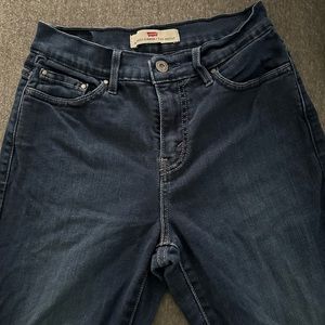 Women’s Size 6 “Perfectly Slimming” Levis